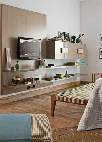 O banco de apoio com tiras de pergaminho (Interni) combina com o tapete de fi...