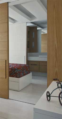 Com quatro gavet&otilde;es laterais, pensados para guardar mantas e travesseiros, a...