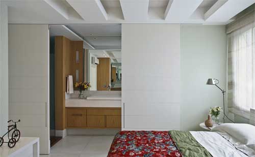 Vem da &Iacute;ndia o edredom (Rupee Rupee) de seda dupla face, uma florida e outra...