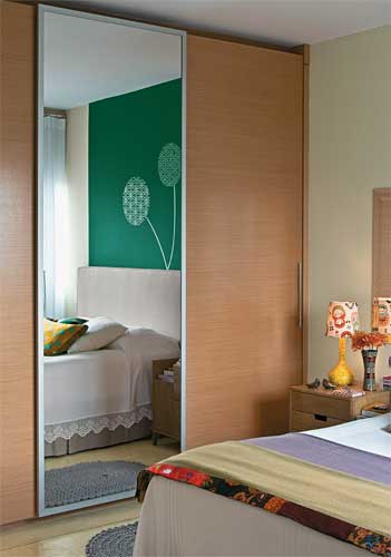 O arm&aacute;rio com porta deslizante e espelho tamb&eacute;m economiza espa&ccedil;o.