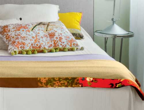 Toda forrada de linho, a cabeceira (Clayf Tape&ccedil;aria) contrasta com a colcha ...