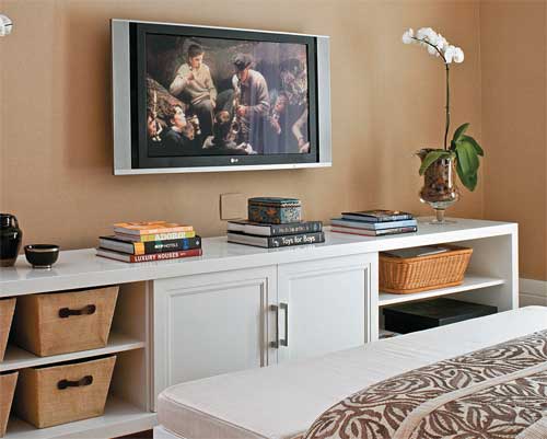 A televis&atilde;o est&aacute; garantida no quarto do casal que adora ver filmes.