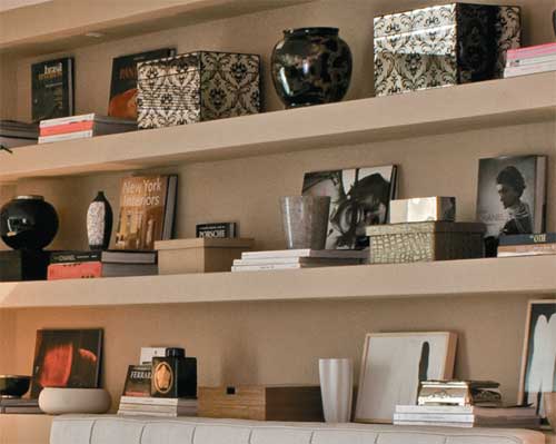 Nos nichos, caixas com estampa oriental (Benedixt) contracenam com os vasos p...