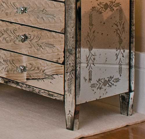 Como o quarto &eacute; aberto para o jardim, o piso recebeu um resistente tapete (B...