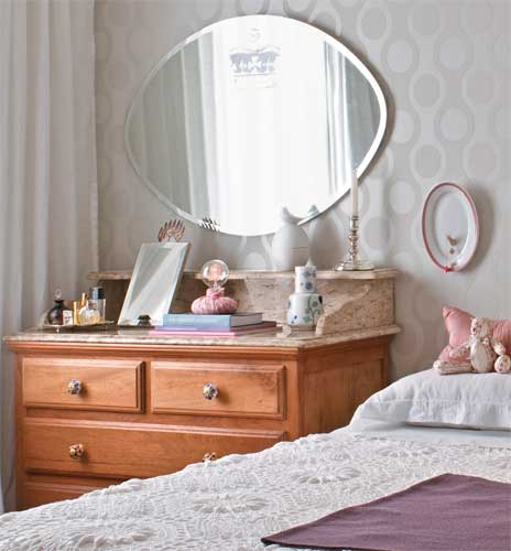 Depois de lixada e ter o verniz removido, a c&ocirc;moda ganhou uma m&atilde;o de primer...