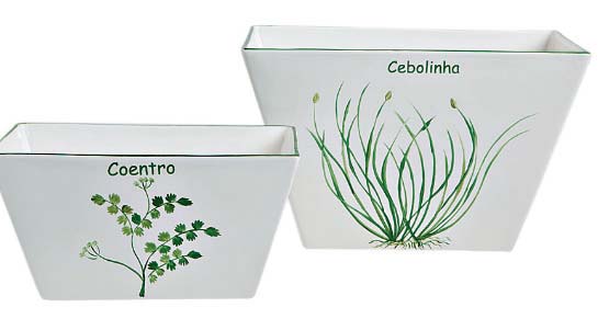 Pintadas a m&atilde;o, as pe&ccedil;as da Cer&acirc;mica Luiz Salvador custam 53 reais (22 x 1...