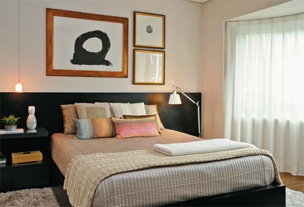 Para facilitar a limpeza, a base da cama fica solta do painel, de 3,05 x 1,04...