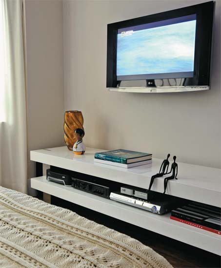 O v&atilde;o entre as prateleiras do banco de madeira laqueada (&Eacute;rea) ficou na med...