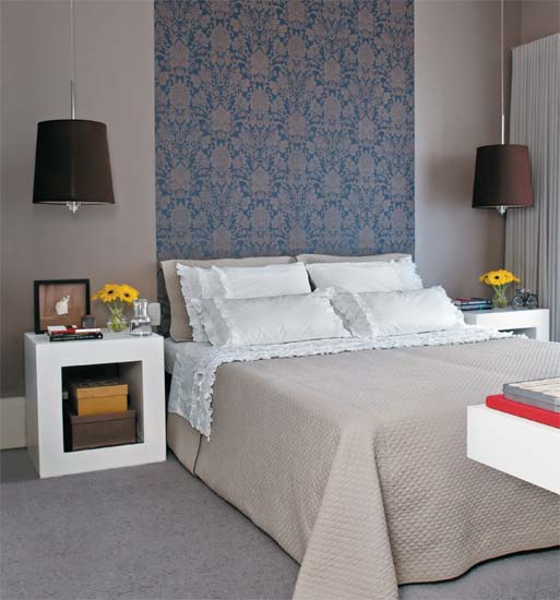 Os criados-mudos, de 55 x 50 cm, altura de 57 cm, oferecem pouca &aacute;rea de apo...