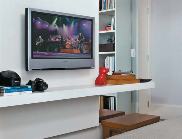 Kharina desenhou a bancada de 39 cm de profundidade saindo do painel. Abaixo ...