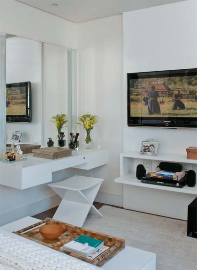 A penteadeira de 1,30 m de largura x 40 cm de profundidade foi desenhada com ...