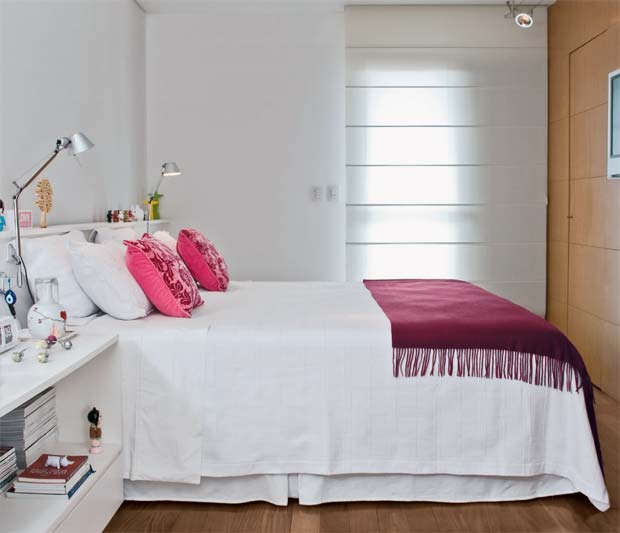 Criado-mudo, bancada e cabeceira comp&otilde;em uma pe&ccedil;a de marcenaria &uacute;nica. S...