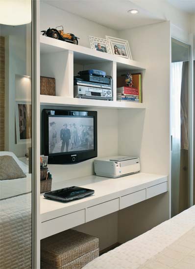 Com 60 cm de profundidade, a bancada serve de escrit&oacute;rio. Em vez de cadeir...