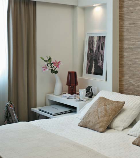 Uma bandeja retr&aacute;til de 45 cm de profundidade sai do criado-mudo quando o mo...