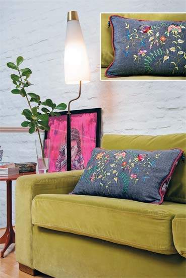 Com 70 x 40 cm, a almofada assinada por Cyra Lobo usa linhas de várias tonal...
