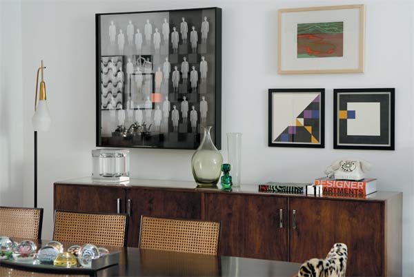 Na sala de jantar do arquiteto Antonio Ferreira Jr., os quadros das extremida...