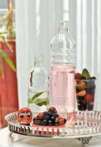 Receita de Marco Tarallo, do restaurante Shaya: macere num copo de at&eacute; 400 ml cerca de 150 g de amoras, framboesas, morangos, mirtilos (blueberry) e jabuticabas com a&ccedil;&uacute;car e gelo picado. Complete com o saqu&ecirc;. Os copos (53 reais, cada um) e as garrafas s&atilde;o da Conceito Firma Casa. Bandeja da Loeb.