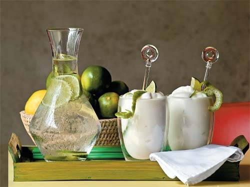 A receita do restaurante Piola rende mais de dez copos. 3,3 litros de sorvete de lim&atilde;o, 330 ml de vodca, 330 ml de leite. Bata tudo no liquidificador, coloque numa jarra e leve ao freezer at&eacute; a bebida engrossar. Bandeja da Bali Express, mexedores e jarra da Spicy. Copos t&eacute;rmicos da Doural (99 reais, o par).