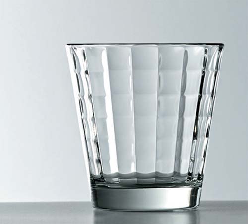De vidro grosso, o Bizâncio mede 9 x 7 cm*. Quatro unidades custam 205 reais** na Arango.