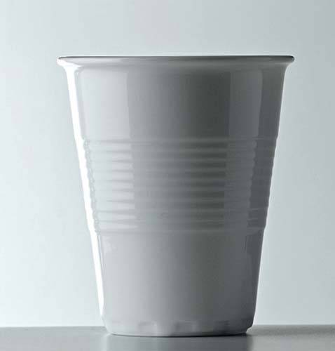 Imitando copos de pl&aacute;sticos, este modelo &eacute; de cer&acirc;mica e mede 10 cm de altura por 9 cm de di&acirc;metro. Vale 69 reais na Benedixt.