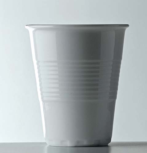 Imitando copos de plásticos, este modelo é de cerâmica e mede 10 cm de altura por 9 cm de diâmetro. Vale 69 reais na Benedixt.