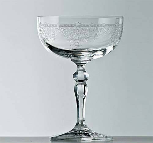 Ta&ccedil;a de cristal Saint-Louis com 8 x 17 cm. Ideal para espumante doce, ela custa 440 reais, a unidade, na Ana Lu&iacute;sa Wawelberg.