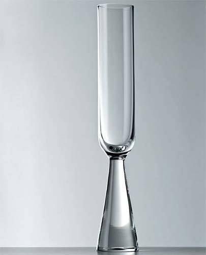 Importada da Pol&ocirc;nia, a ta&ccedil;a Champagne (5 x 26 cm) de cristal vale 106 reais, cada pe&ccedil;a. Na Conceito Firma Casa.