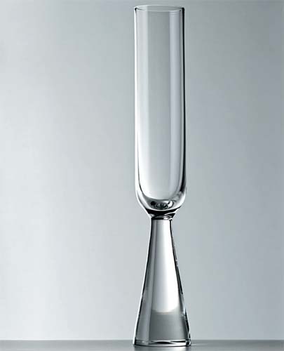 Importada da Polônia, a taça Champagne (5 x 26 cm) de cristal vale 106 reais, cada peça. Na Conceito Firma Casa.