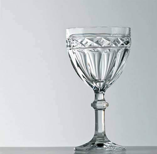 Copo Cristal, da Villeroy & Boch (7,5 x 12,5 cm). O jogo com 18 pe&ccedil;as vale 1 170 reais na Presentes Mickey.