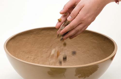 Despeje as por&ccedil;&otilde;es de pedriscos no fundo da cuia. Eles podem ser substitu&iacute;...