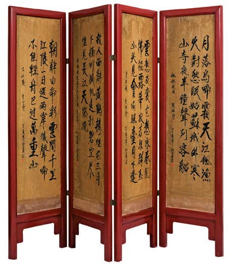 Ideogramas decoram o biombo chin&ecirc;s com acabamento laqueado (2 x 1,80 m). Cus...