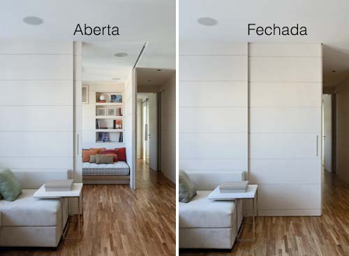 Em vez de paredes, portas de correr no apartamento