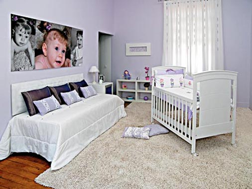 A decoradora Márcia Gomes criou o quarto da menina Clara, que aparece nas fotos. Para ela, tons suaves de lilás, poucos móveis e muito aconchego. A cama boxe recebeu uma cabeceira revestida de tecido que imita o couro e é fácil de limpar. O tapete é feito com fios de polipropileno tratado para ficar ainda mais macio. Um toque delicado está na cortina feita de voal com bordados à mão e pingentes de pedraria. A decoradora é Márcia Gomes