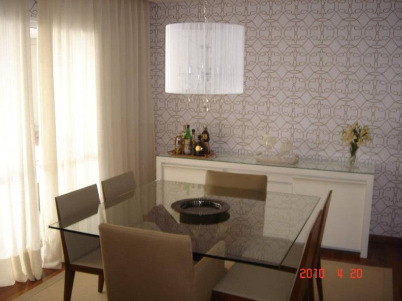 Fendi, branco e bege compõem a paleta de cores desta sala de jantar de 18 m². “O acolhimento desejado foi conquistado com o papel de parede e as cortinas de gaze de linho cor cru”, explica a designer de interiores Tekka Peric.