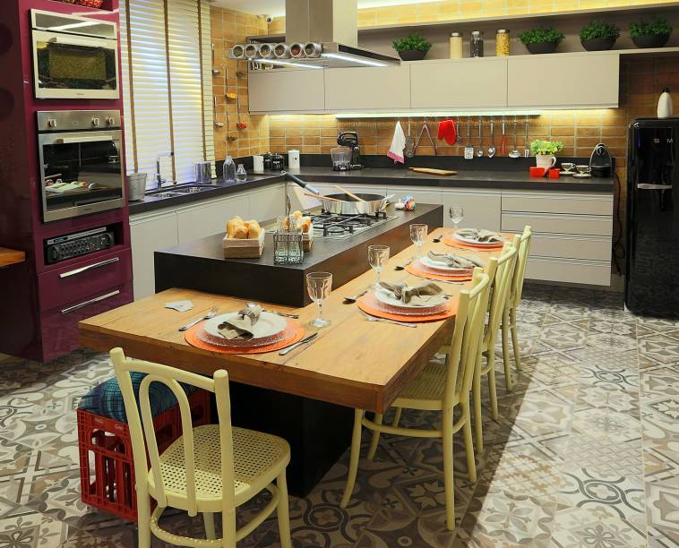 O porcelanato Projeta Cotto, da Eliane, imita tijolinhos nesta cozinha projetada pela arquiteta Lorrayne Zucolotto e pela designer de interiores Tatiana Espindula, para a Mostra Morar Mais por Men Vitória 2014. Bancada de granito preto e armários de MDF cinza também compõem o espaço de 44 m².
