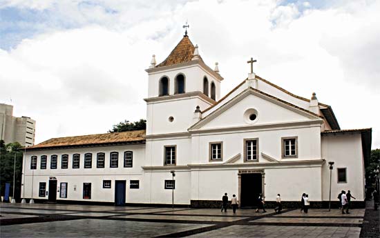 A praça atual tem configuração da década de 70, idealizada pela Empresa M...