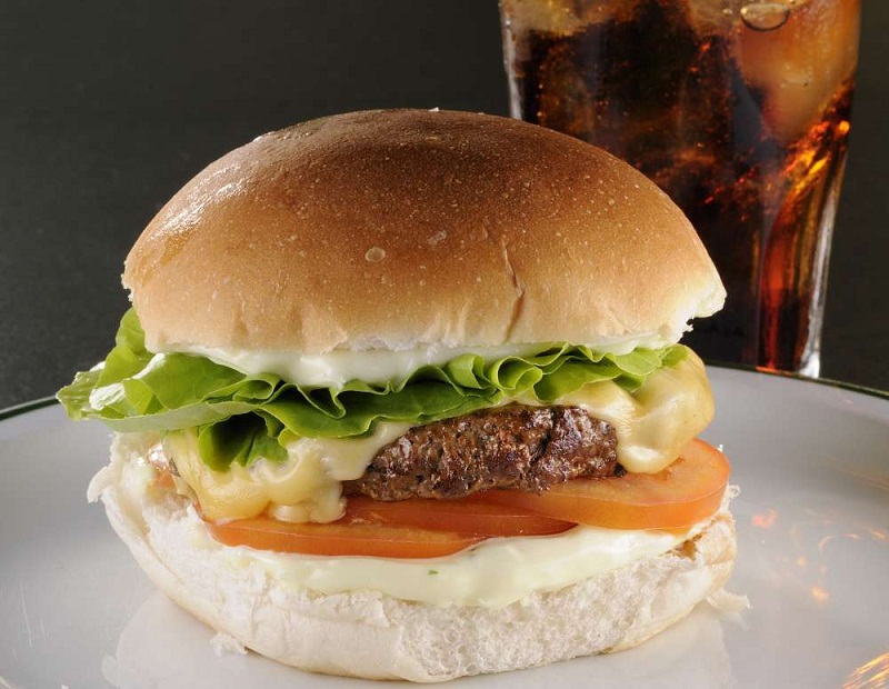 comemore-o-dia-do-hamburguer-com-um-saboroso-cheese-salada