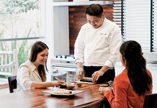 Além do preparo exclusivo de pratos asiáticos, Márcio Seiji oferece aulas ...