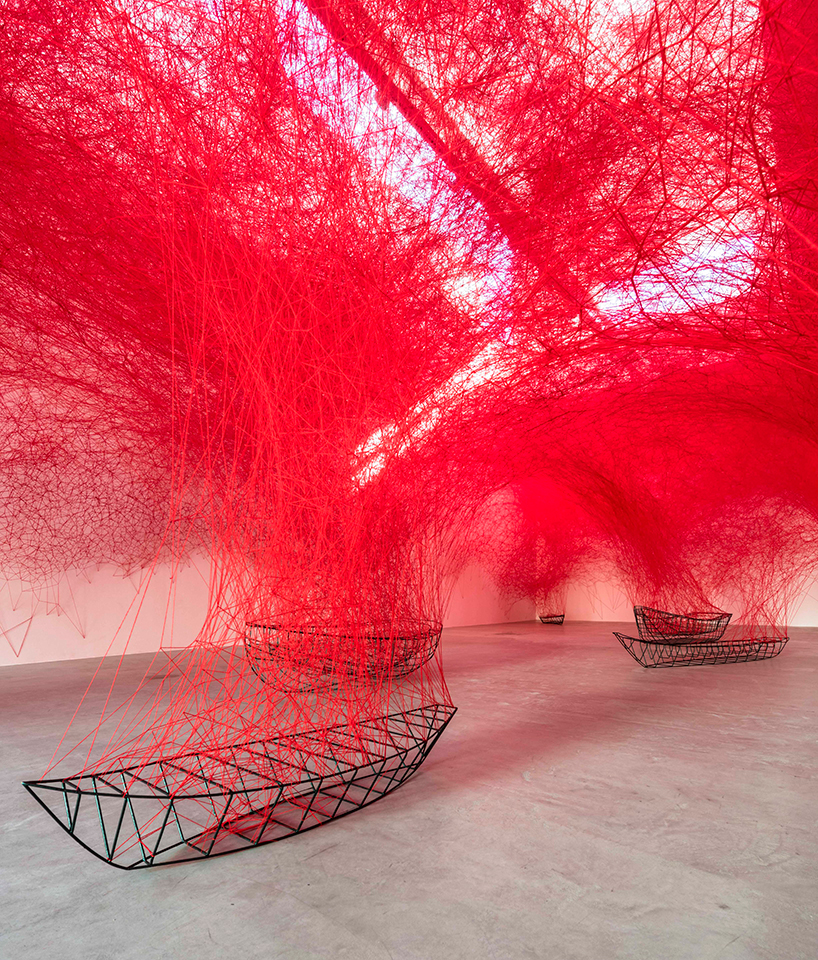 chiharu-shiota-uncertain-journey-isntalação-artística-de-fios-sobre-destino