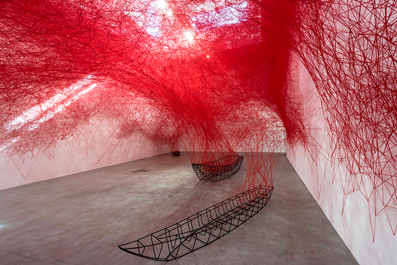 chiharu-shiota-uncertain-journey-isntalação-artística-de-fios-sobre-destino-2