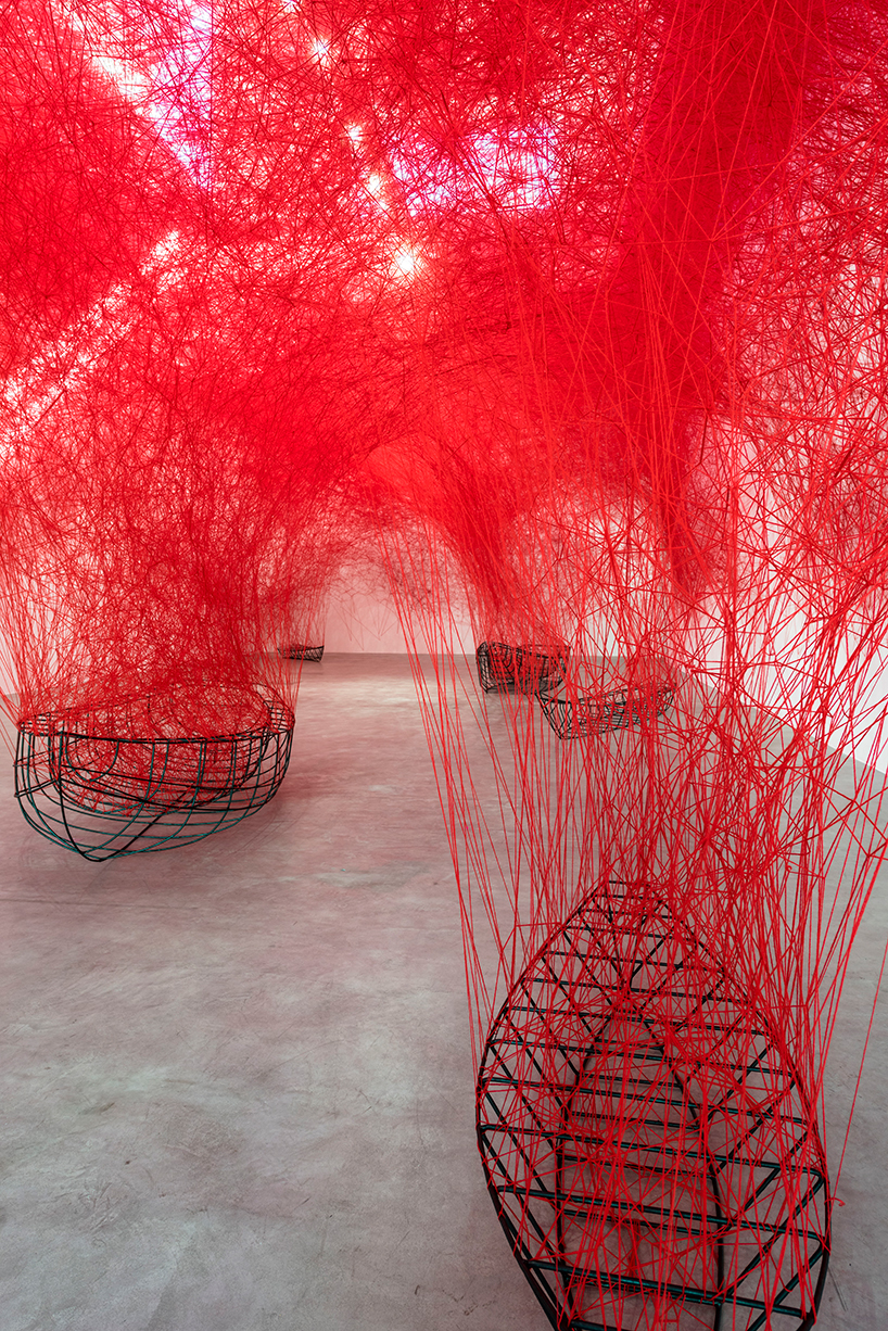 chiharu-shiota-uncertain-journey-isntalação-artística-de-fios-sobre-destino-3