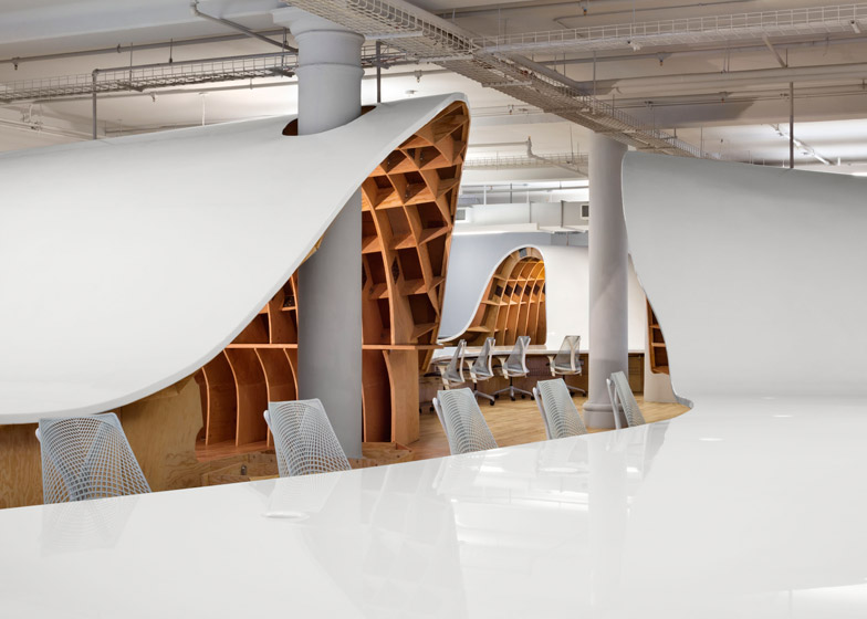 mesa-ondulada-branca-de-clive-wilkinson-architects-para-the-barbarian
