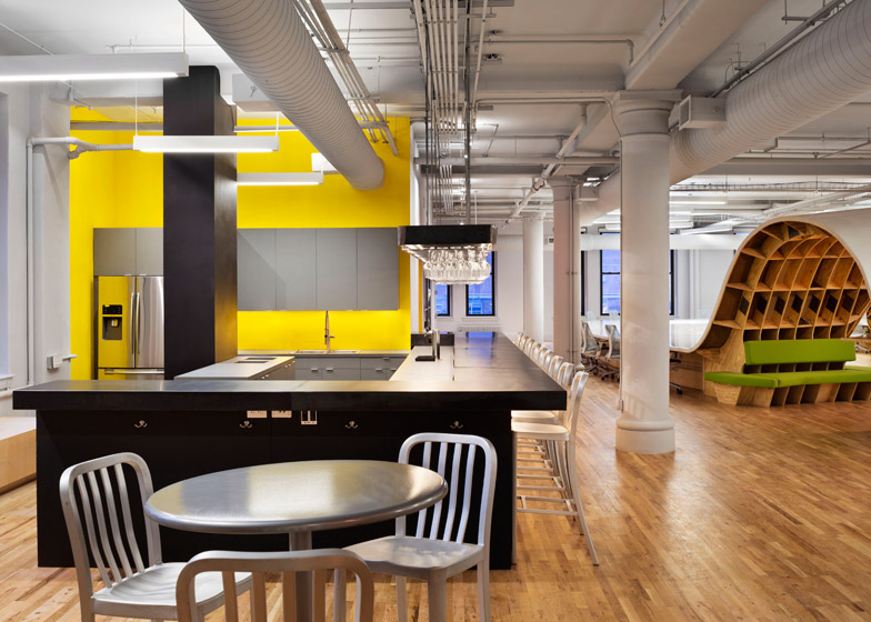 espaço-de-trabalho-the-barbarian-mesa-ondulada-parede-amarela