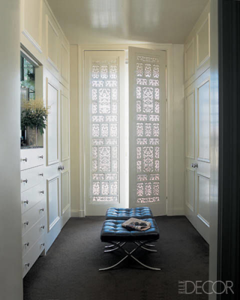 closet-branco-com-barcelona-mies-van-der-rohe
