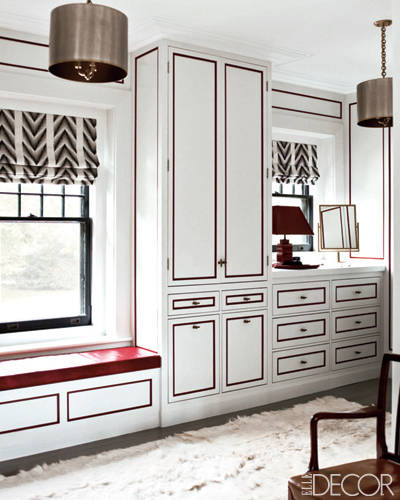 closet-branco-com-detalhes-em-vermelho-profundo