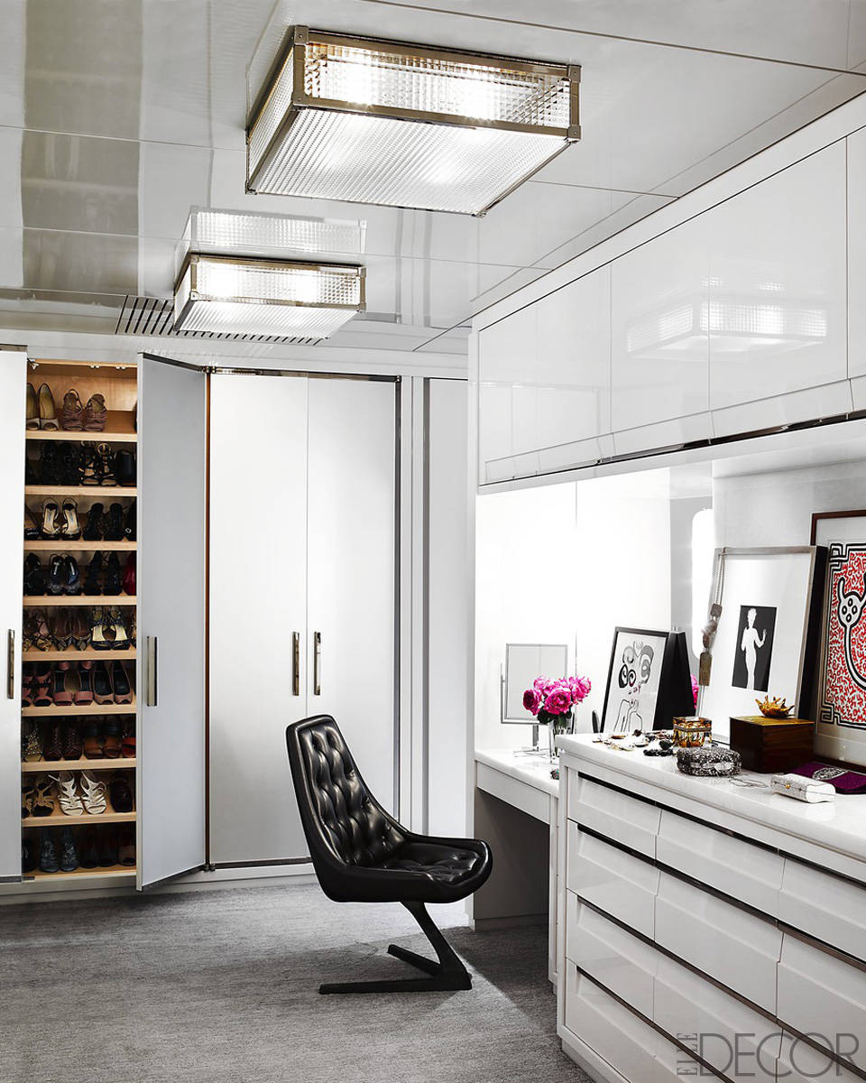 closet-branco-com-penteadeira-e-cadeira-de-couro-assinada