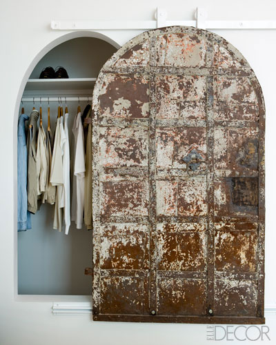closet-branco-com-porta-de-adega-francesa-antiga