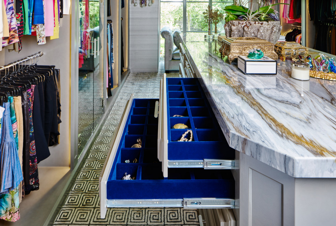 closet-elegante-com-gaveta-de-joias-em-veludo-azul