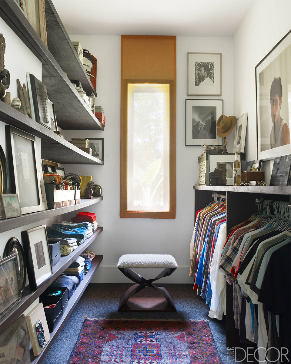 closet-prateleiras-dividem-espaco-com-arte