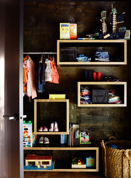 closet-rustico-infantil-com-roupas-em-cima-sapatos-embaixo